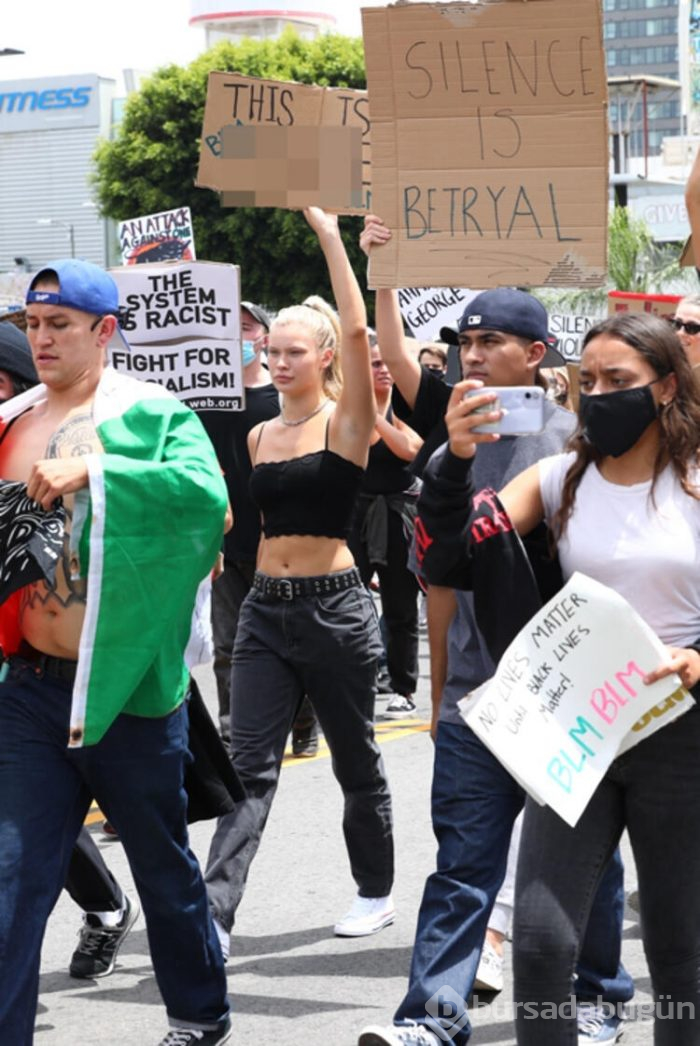 ''Protestoculara yiyecek ve su dağıttı''