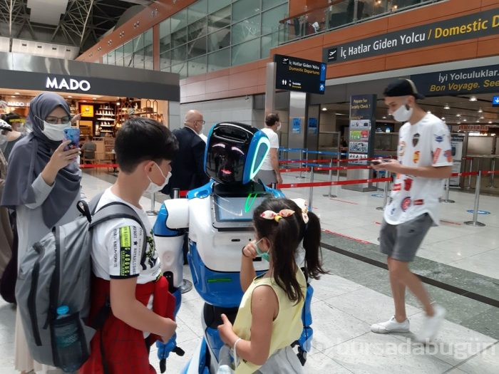 Sabiha Gökçen Havalimanı'ndaki corona virüs önlemlerine 'Aerobot' da katıldı
