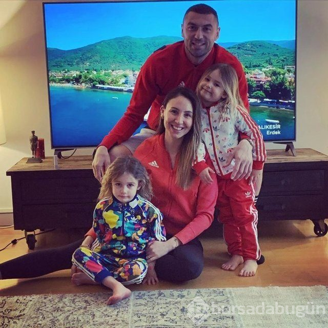 Burak Yılmaz ile İstem Atilla'dan mutlu aile pozu

