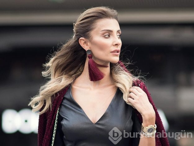 Özge Ulusoy maskesiyle uyumlu giyiniyor
