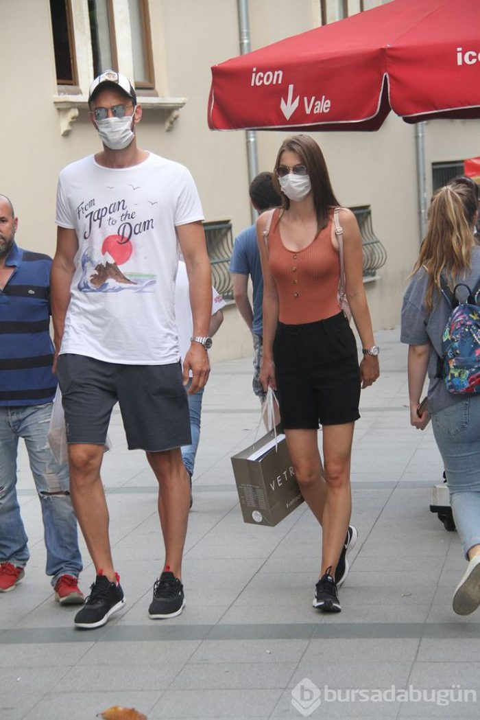 Semih Erden sevgilisi Moni Petkovic ile görüntülendi
