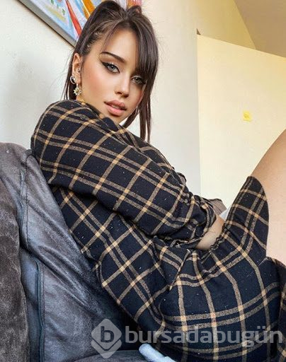 Zeynep Alkan mini şortlu pozu ile sosyal medyayı salladı