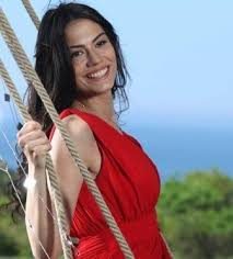 Demet Özdemir kırmızı elbiseli paylaşımıyla mest etti!