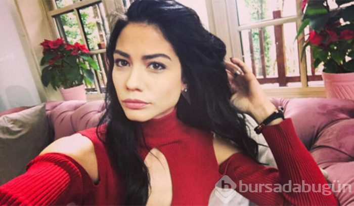 Demet Özdemir kırmızı elbiseli paylaşımıyla mest etti!