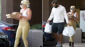 Lady Gaga sevgilisiyle pizzacıda