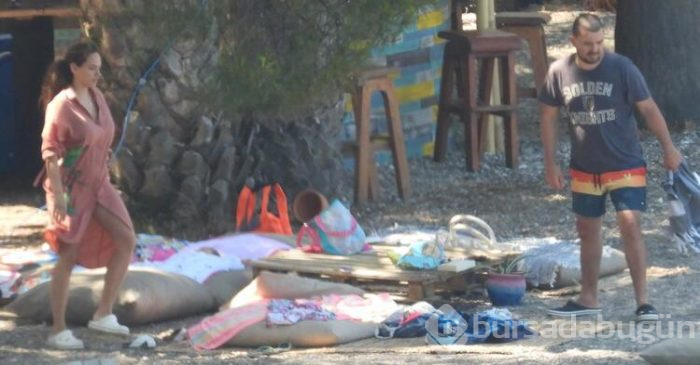 Ünlü oyuncu ve ailesinin kamp hayatı! Şezlong yerine minder...