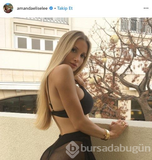 Amanda Lee yine olay oldu! Ayna pozu...