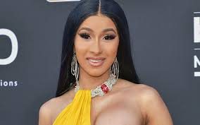 Cardi B kalçasındaki dövmesini yeniletti