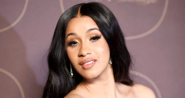 Cardi B kalçasındaki dövmesini yeniletti