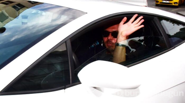 Erdem Kınay milyonluk aracıyla trafikte