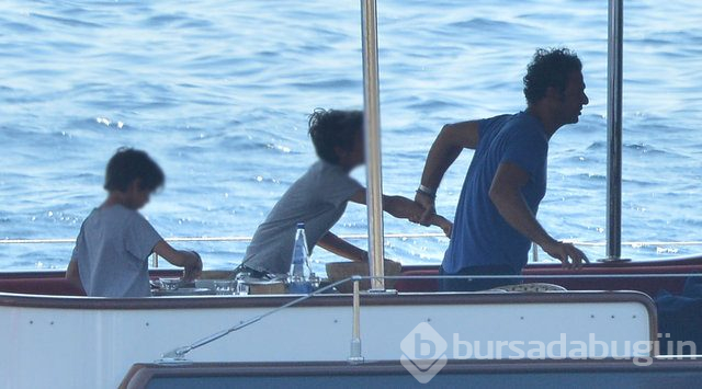 Nil Karaibrahimgil ailesiyle Bodrum'da