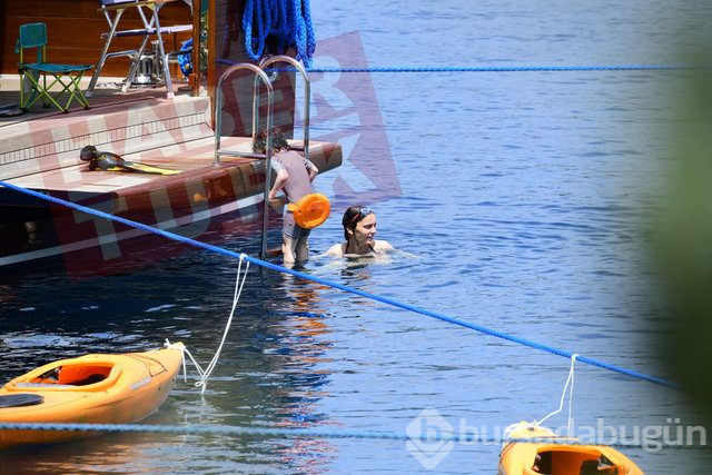 Nil Karaibrahimgil ailesiyle Bodrum'da