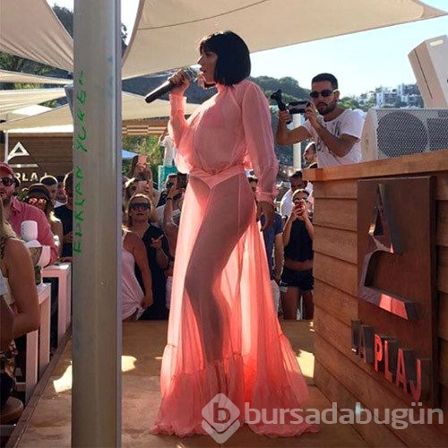 Şarkıcı Gülşen, sütyenle ev süpürdüğü anları paylaştı