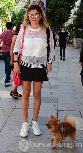 Didem Taslan köpeği ile yürüyüşte