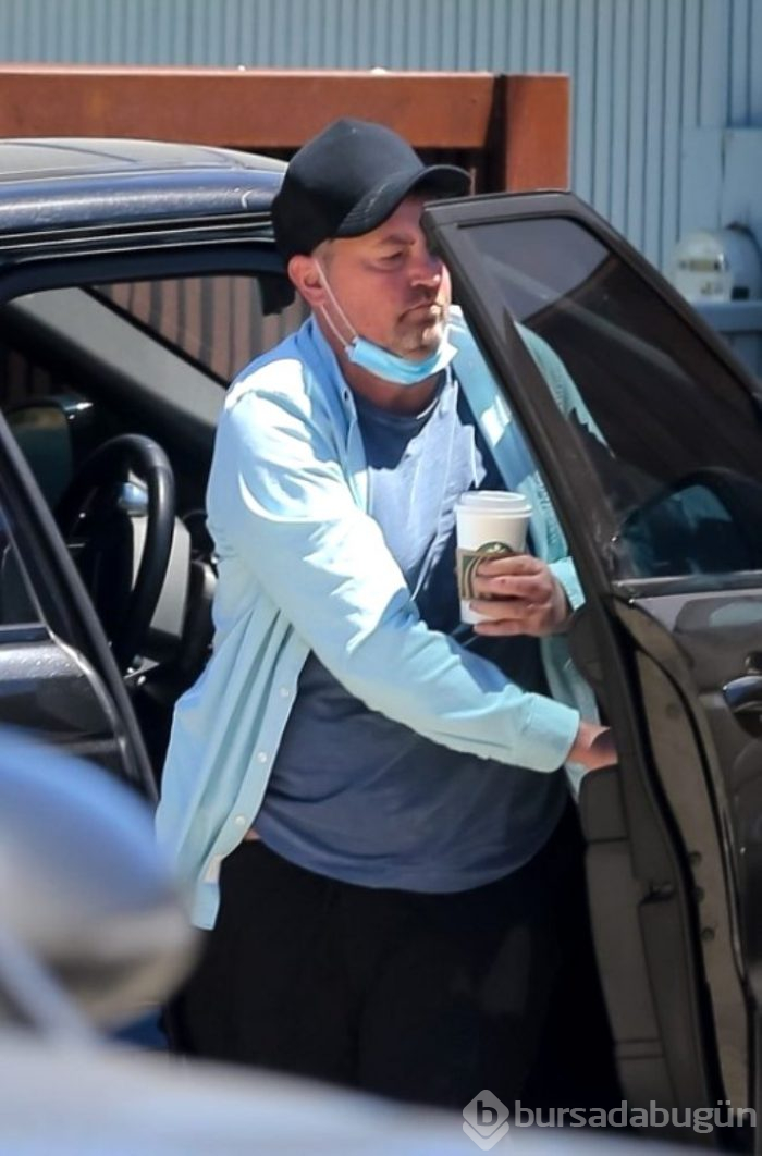 Eğildiği sırada kalçası görünen ünlü oyuncu Matthew Perry, sosyal medyayı birbirine kattı