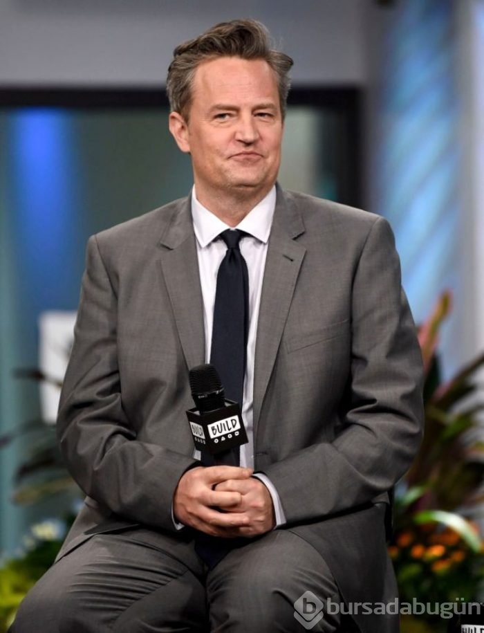 Eğildiği sırada kalçası görünen ünlü oyuncu Matthew Perry, sosyal medyayı birbirine kattı