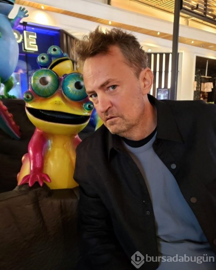 Eğildiği sırada kalçası görünen ünlü oyuncu Matthew Perry, sosyal medyayı birbirine kattı