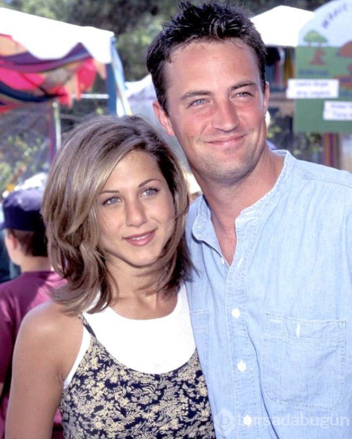 Eğildiği sırada kalçası görünen ünlü oyuncu Matthew Perry, sosyal medyayı birbirine kattı