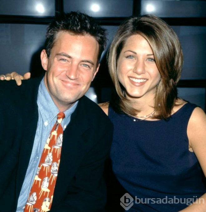 Eğildiği sırada kalçası görünen ünlü oyuncu Matthew Perry, sosyal medyayı birbirine kattı