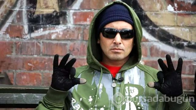 Yıllardır kullandığı bandana ve gözlüğünü çıkarıp poz veren Killa Hakan'ı görenler tanıyamadı