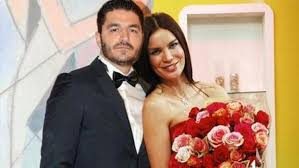 Ebru Şallı havuz başından ayrılmadı
