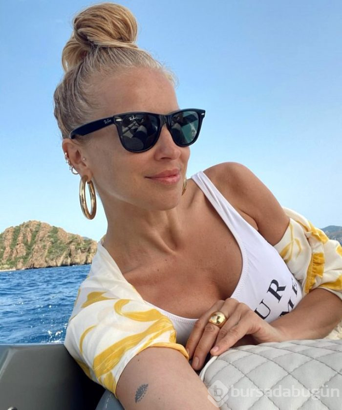 Sevgilisinden ayrıldıktan sonra tatile çıkan Burcu Esmersoy, cesur pozlarıyla adından söz ettiriyor