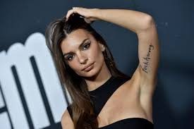 Emily Ratajkowski imaj değiştirdi