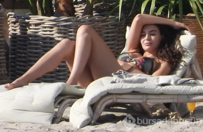 Ebru Şahin tek başına güneşlendi