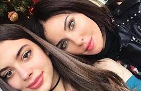Defne Samyeli'nin kızı Deren Talu ve sevgilisi Baran Tınaz, Alaçatı'da