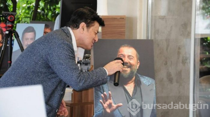 Coşkun Sabah davetine katılamayan sanatçı dostlarının posterini yaptırdı