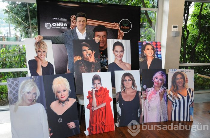 Coşkun Sabah davetine katılamayan sanatçı dostlarının posterini yaptırdı