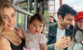 Hande Erçel'in ablası Gamze Erçel, kızı Aylin Mavi ile verdiği pozu sosyal medya hesabından paylaştı