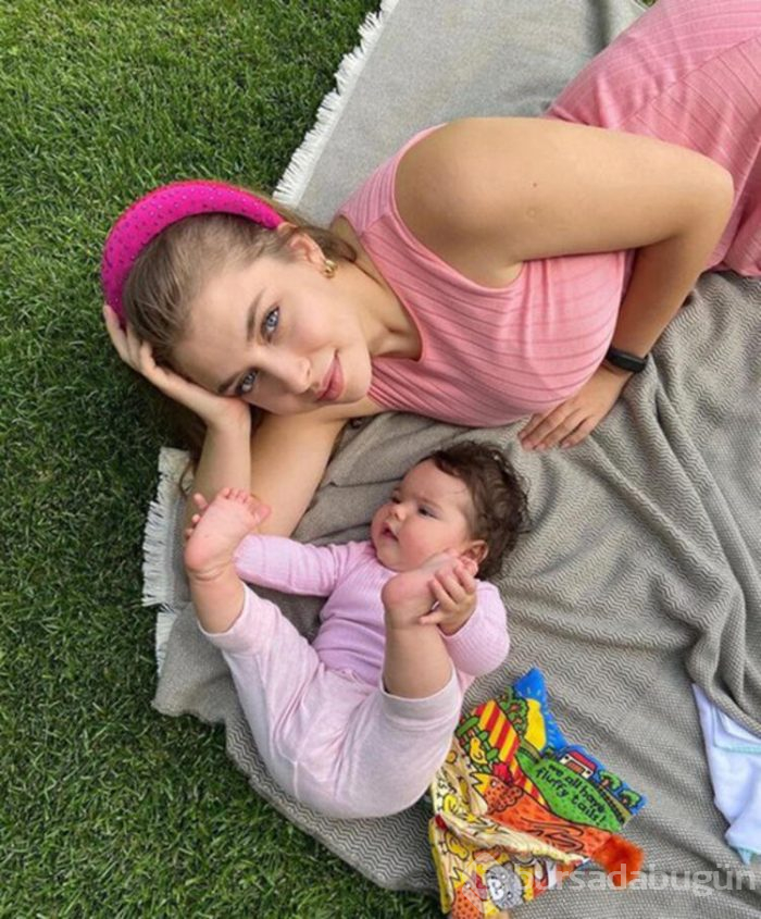 Hande Erçel'in ablası Gamze Erçel, kızı Aylin Mavi ile verdiği pozu sosyal medya hesabından paylaştı