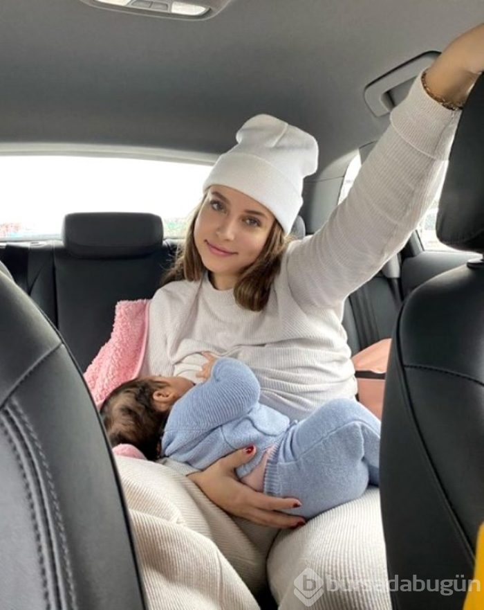 Hande Erçel'in ablası Gamze Erçel, kızı Aylin Mavi ile verdiği pozu sosyal medya hesabından paylaştı