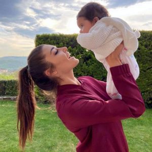 Hande Erçel'in ablası Gamze Erçel, kızı Aylin Mavi ile verdiği pozu sosyal medya hesabından paylaştı