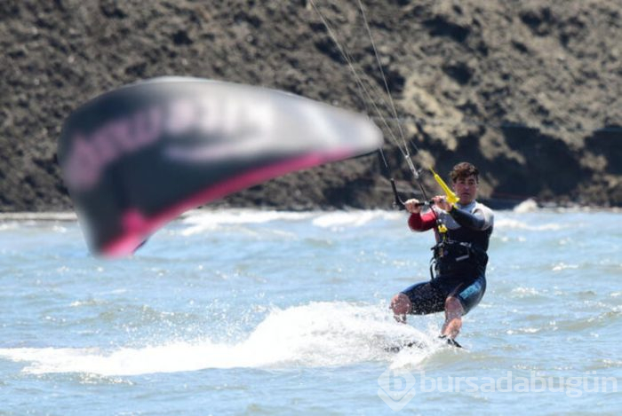 Sarp Levendoğlu'ndan 'kitesurf' şovu