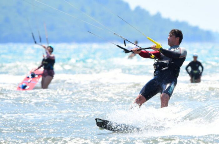 Sarp Levendoğlu'ndan 'kitesurf' şovu