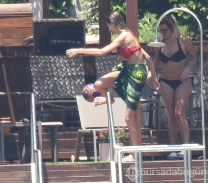 Brezilyalı gelin plajda şov yaptı
