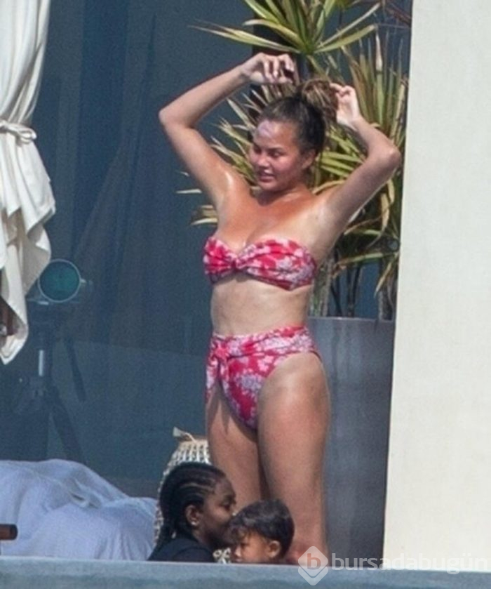 Chrissy Teigen tatile çıktı