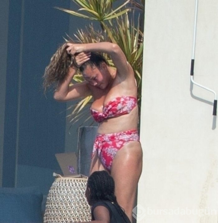 Chrissy Teigen tatile çıktı