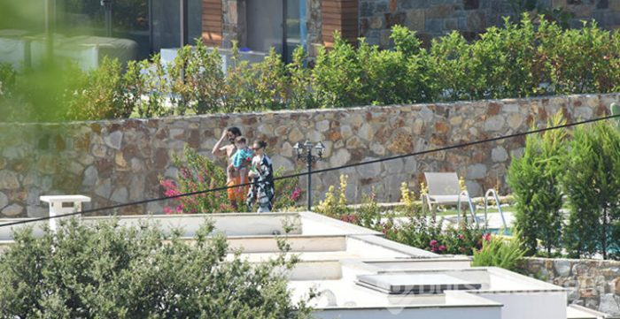 Burak Özçivit, Fahriye Evcen ve Karan'ın Bodrum tatili