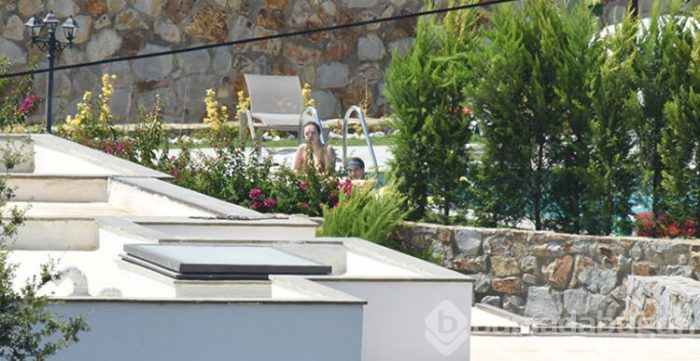 Burak Özçivit, Fahriye Evcen ve Karan'ın Bodrum tatili