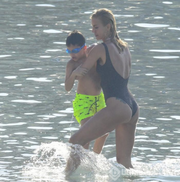 Çağla Şıkel sezonu açtı! Çocuklarıyla Bodrum'da