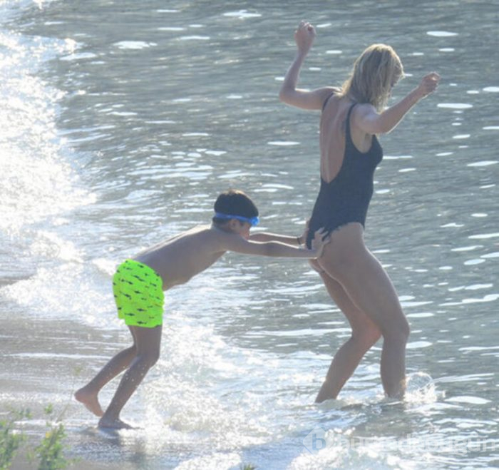 Çağla Şıkel sezonu açtı! Çocuklarıyla Bodrum'da