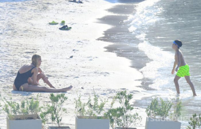 Çağla Şıkel sezonu açtı! Çocuklarıyla Bodrum'da