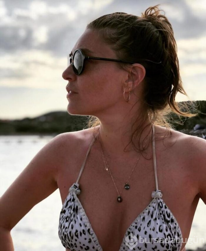 Aslı Enver'den bikinili poz