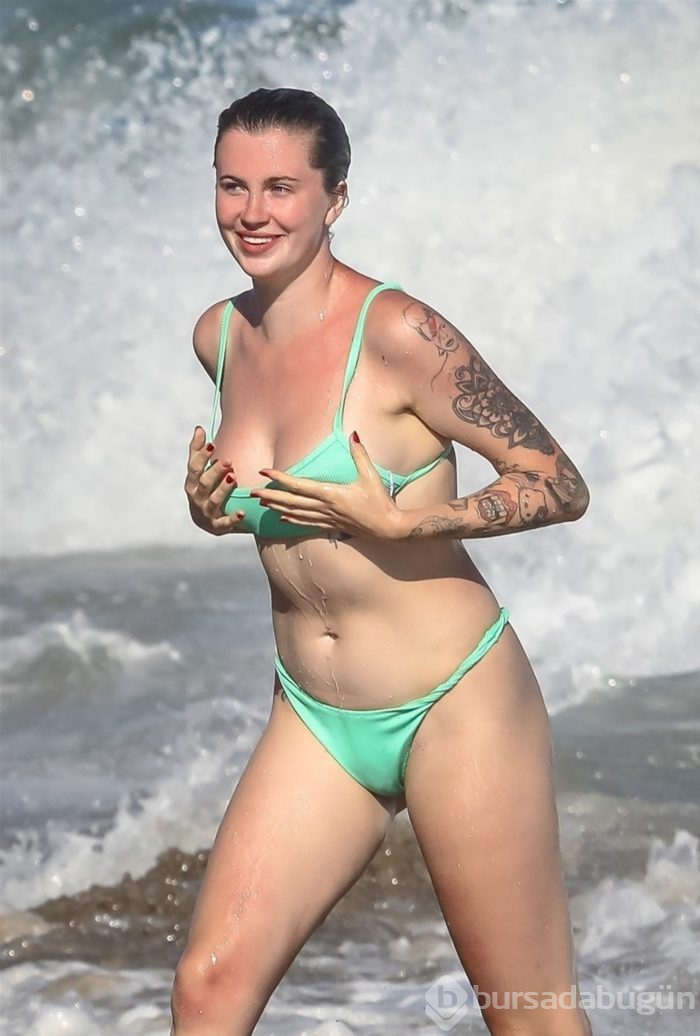 Ireland Baldwin her gün plajda!