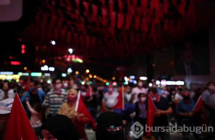 Bursa'da vatandaşlar demokrasi için meydanlara akın etti
