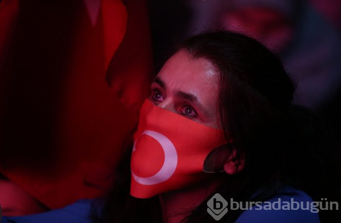 Bursa'da vatandaşlar demokrasi için meydanlara akın etti
