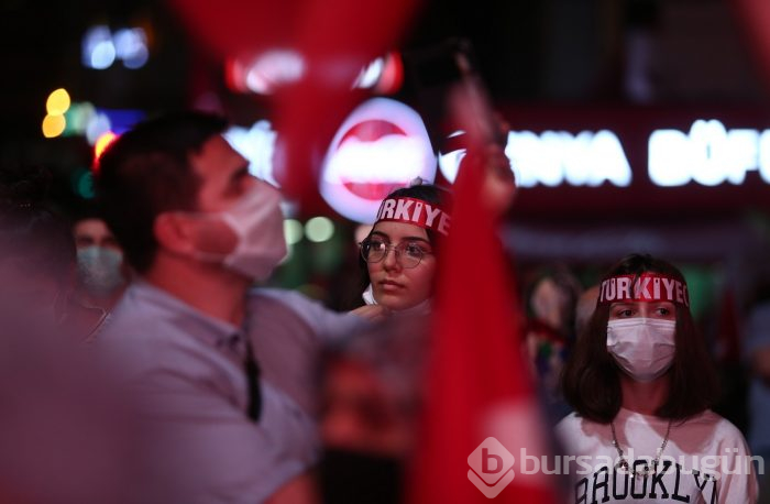 Bursa'da vatandaşlar demokrasi için meydanlara akın etti

